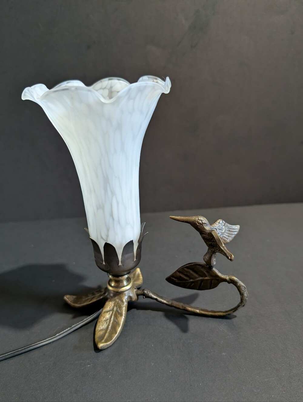Vtg Hummingbird Table Lamp White Frosted Glass Lily Flower Shade  8" Brass Base